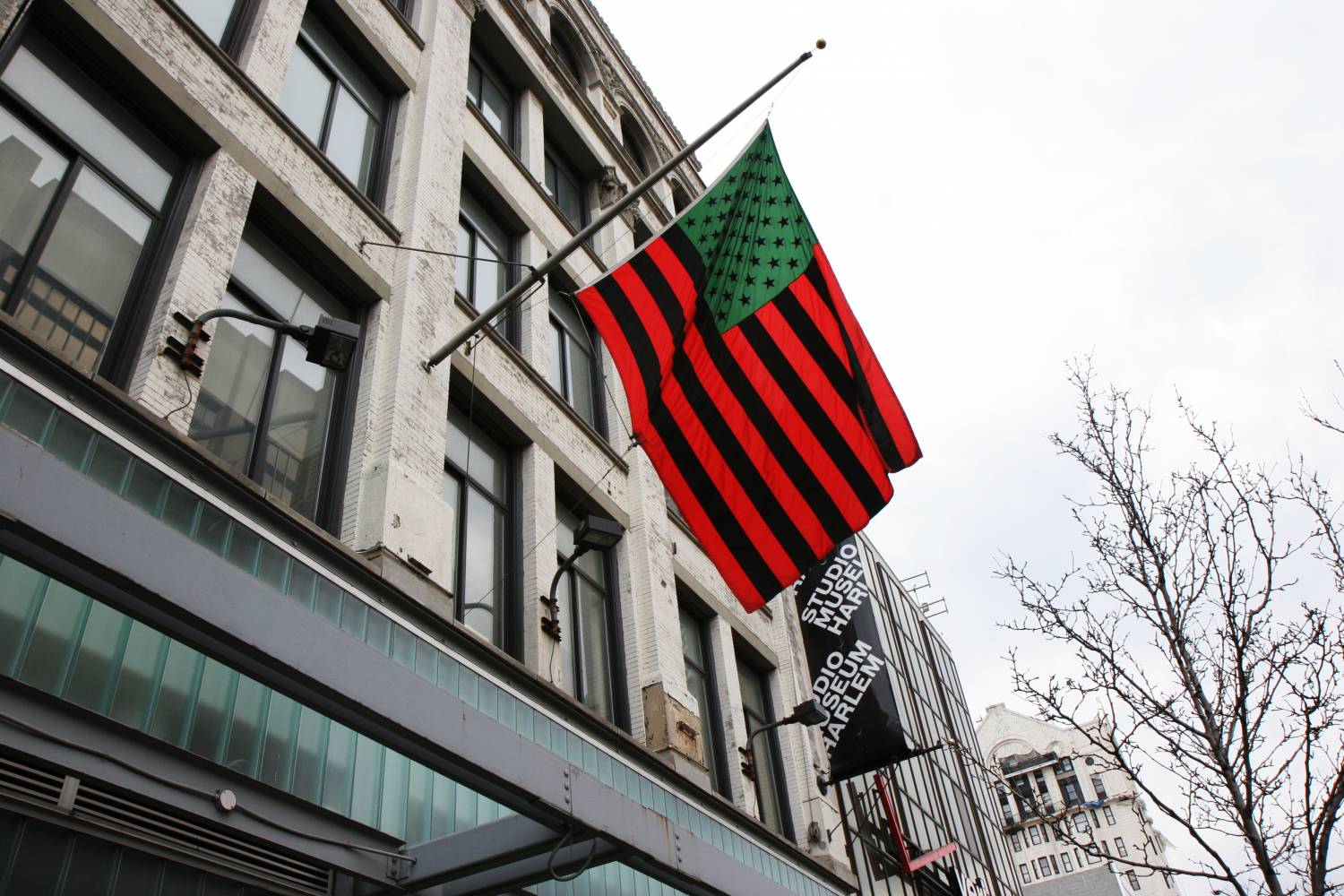Et rødt, sort og grønt amerikansk flag vajer udenfor Harlem's Studio Museum.